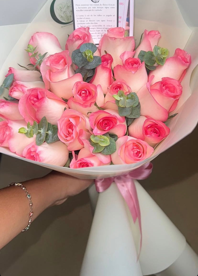 24 rosas de 1 tono con relleno mixto